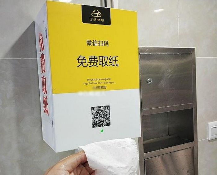“얼마나 훔쳐 가면”... 하다 하다 QR 찍고 ‘광고’ 봐야 ‘화장지’ 나오는 중국 공중화장실 (영상)