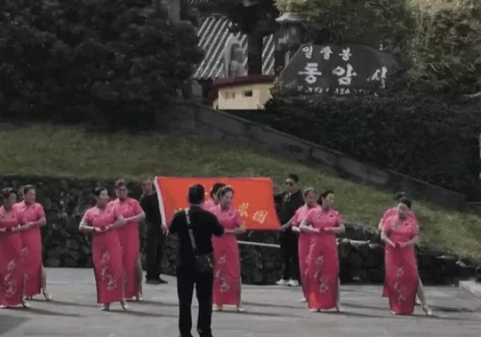 치파오 입은 여성들이 제주도 성산일출봉 앞에서 단체 춤을 추는 모습. 소셜미디어 캡처