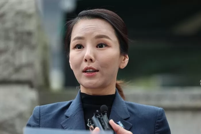 이정섭 대전고검 검사의 비위 의혹을 제기한 강미정 조국혁신당 대변인이 8일 오후 이 검사의 탄핵 심판 1회 변론기일이 열리는 서울 종로구 헌법재판소 앞에서 기자회견을 열고 탄핵 판결 촉구 회견문을 낭독하고 있다. 2024.5.8 / 뉴스1
