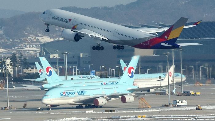 “답답해서 열었다” 이어지는 항공기 출입문 개방 사고... 법안 강화, 최대 1억원 벌금 추진