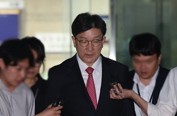 ‘첫 현역의원 구속’ 권성동이 새벽 페이스북에 올린 의미심장한 글
