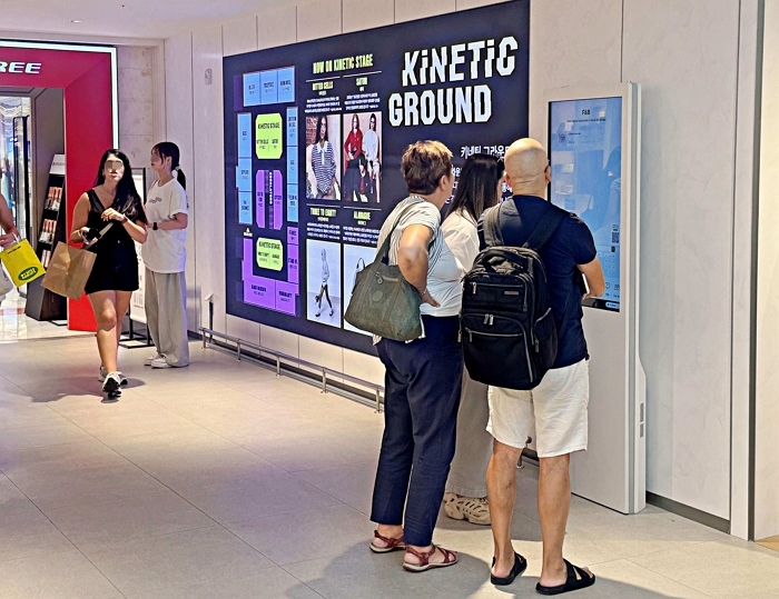 4. [롯데백화점] 서울시 중구 소공동에 위치한 본점 9층 키네틱 그라운드에서 쇼핑맵을 보는 외국인 고객들의 모습.jpg