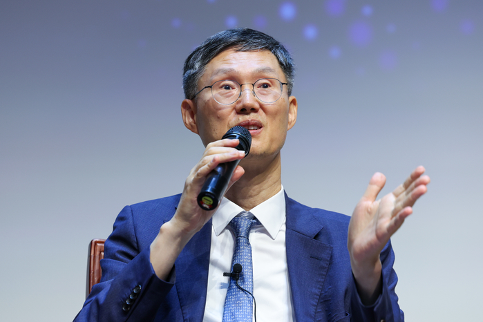 ‘선출권력이 우위’ 李 대통령 발언 “동의하냐”는 질문에... 고심하던 문형배 ‘이렇게’ 답했다