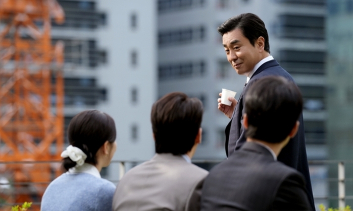 류승룡, 15년 만에 안방 복귀... 대기업 ‘김 부장’으로 완벽 변신