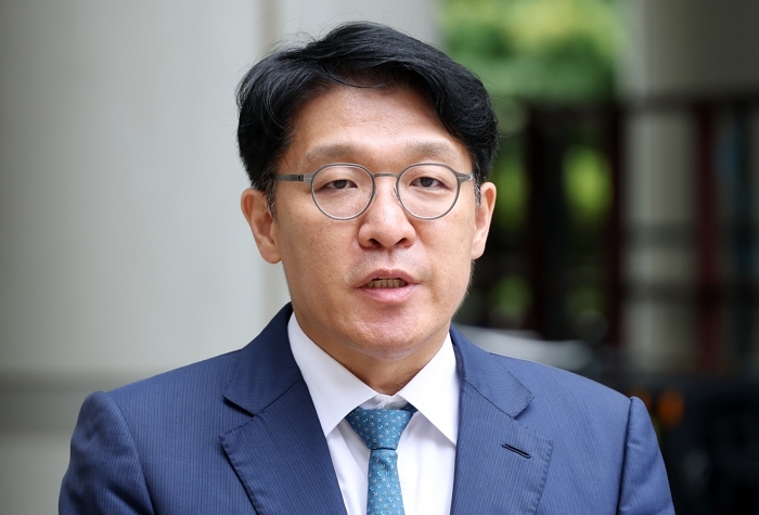 origin_영장실질심사전취재진질문에답하는김상민전부장검사.jpg