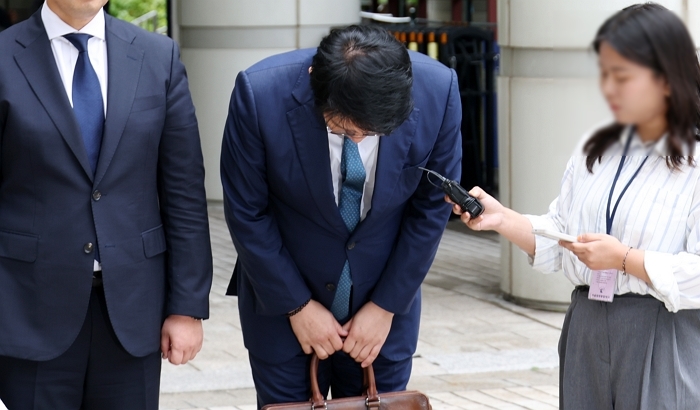 origin_고개숙여인사하는김상민전부장검사.jpg
