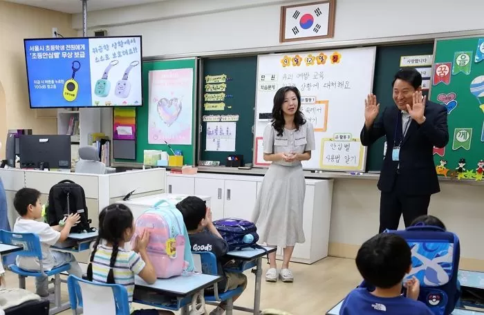 오세훈 서울시장이 12일 서울 광진구 양남초등학교를 방문해 학생들에게 초등안심벨 사용법을 설명하고 있다. (공동취재) 2025.9.12/뉴스1