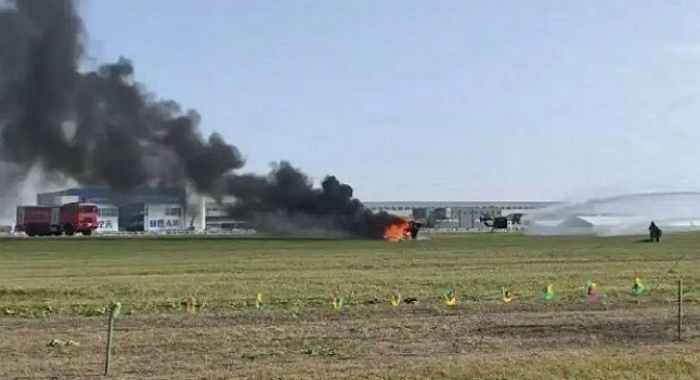 4억짜리 ‘중국 플라잉카’, 에어쇼 리허설하다가 ‘공중 충돌’ 후 추락