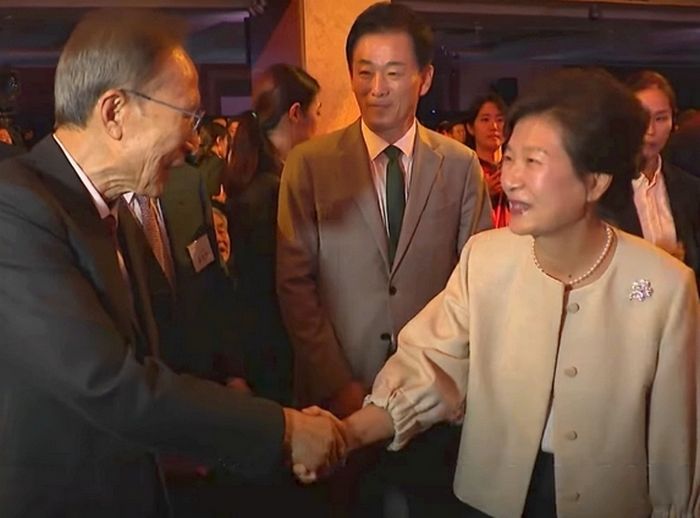 “오랜만이에요” 박근혜에 먼저 인사 건넨 MB... 12년 만에 손 맞잡았다 (영상)