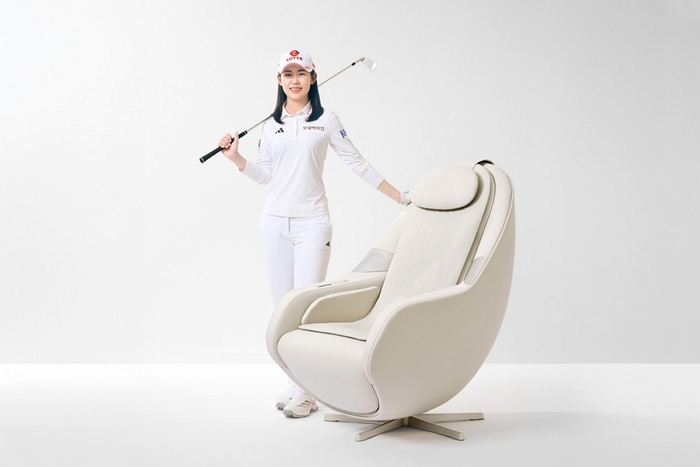 (사진자료2) 세라젬 파우제 M6와 공식 후원 선수 황유민 프로.jpg