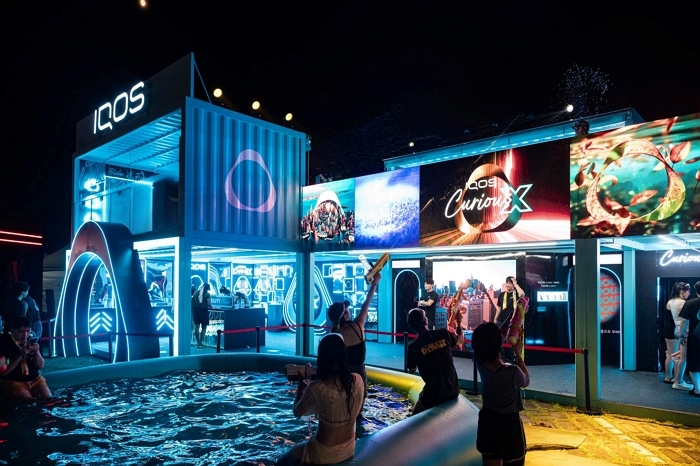 [사진자료2] 지난 8월 워터밤 2025에 마련된 아이코스 부스에서 참가자들이 다채로운 활동을 즐기고 있다.jpg