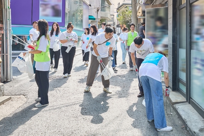 [사진자료3] 한국필립모리스가 2024년 9월 환경재단과 함께 홍대 인근에서 ‘쓰담서울X모두모아 캠페인’ 활동을 펼치고 있다.jpg