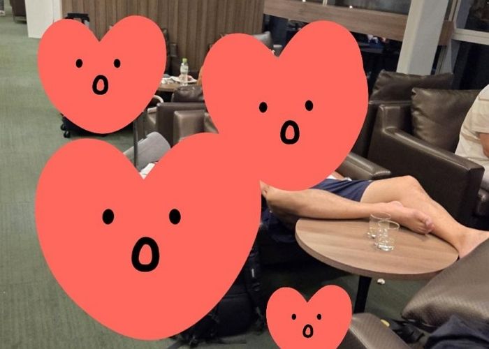 다낭 공항 라운지 ‘맨발’로 점령한 한국인들... “너무 민망해 얼굴 화끈거렸다”