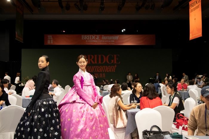 워런 버핏, 빌 게이츠도 즐기는 두뇌 스포츠... 현대백화점 ‘브리지 토너먼트’ 눈길