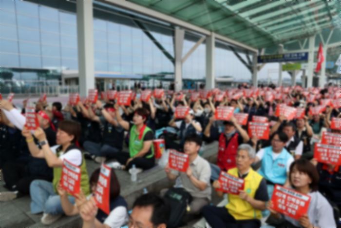 “추석 앞두고 날벼락”... 전국 공항 노동자, 내일(19일) 경고 파업 돌입