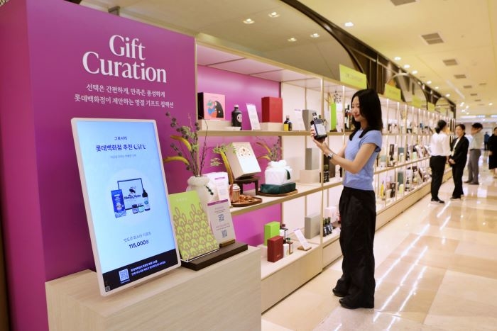 6. [롯데백화점] 본점 지하 1층 명절 행사장에 설치된 디지털 기프트 큐레이션 조닝에서 상품을 보는 모델.JPG