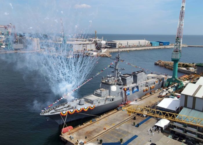 사진1. HD현대중공업이 건조해 17일(수) 진수한 8,200톤급 최첨단 이지스구축함(KDX-III Batch-II) 2번함인 ‘다산정약용함’의 모습.jpg