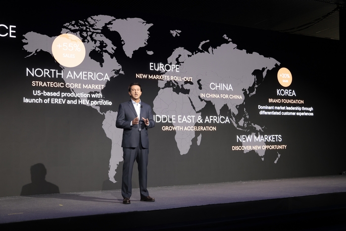 250918 (사진7) 호세 무뇨스 현대자동차 대표이사(CEO) 사장이 '2025 현대차 CEO 인베스터 데이'에서 발표하고 있다.jpg