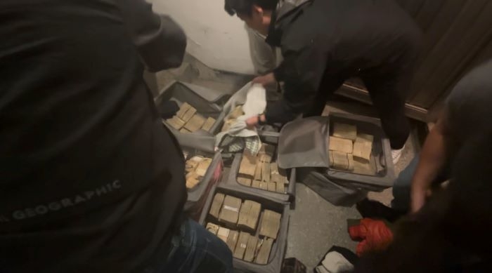 지난해 10월 10일 서울 송파경찰서가 보관 서비스 업체에 맡긴 68억 원 현금을 훔쳐 달아난 직원 40대 남성 A씨를 5일 구속했다고 밝혔다. 사진은 압수 현장 모습 2024.10.10/뉴스1(서울 송파경찰서)