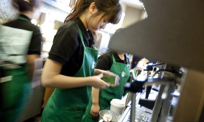 “크록스 금지에 옷값만 20만원”... 스타벅스 직원들이 ‘집단소송’ 돌입한 이유