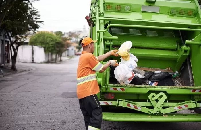 새벽에 일하던 환경미화원, 후진하던 쓰레기수거차와 전봇대 사이 끼여 숨져