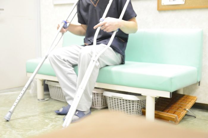 장시간 ‘이 자세’로 스마트폰 보던 대학생, 하루 아침에 하반신 마비됐다