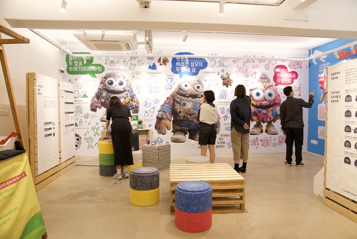 (사진2) 관람객들이 컬러풀 라이프 - REColor 전시회를 관람하는 모습.JPG