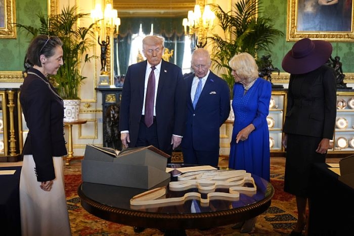 “패션이라기엔...” 멜라니아 여사 모자 ‘외교 결례’ 논란