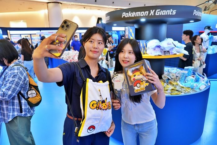 서울·부산 달군다... 롯데백화점, 자이언츠 승리 기원 초대형 팝업