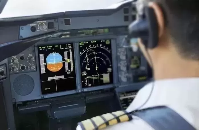 착륙해야 하는데 관제사 응답없어 18분 간 하늘에서 ‘뱅절부절’... 무슨 일인가 봤더니