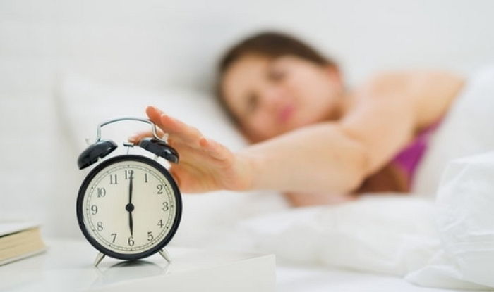 “5분만 더 잘래”... 알람 여러 개 맞추고 자는 사람? 오히려 건강에 안 좋다