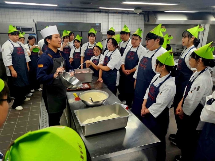 [사진2] BBQ치킨_BBQ가 치킨캠프를 통해 청년들에게 실질적인 직무 경험과 진로 탐색의 장을 제공하고 있다..jpg