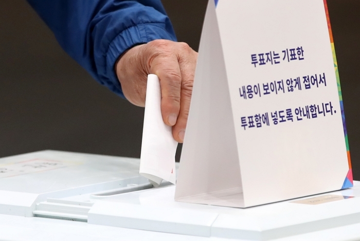 origin_소중한한표행사하는손.jpg