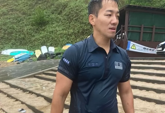 서귀포경찰서 중문파출소 소속 김양재 경사가 20일 오전 제주 서귀포시 중문색달해수욕장에서 익수자를 구한 뒤 모습. 사진 제주경찰청