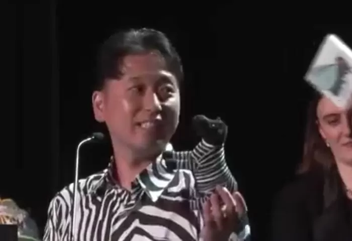 [서울=뉴시스] 이그노벨상을 수상하고 있는 고지마 도모키 연구진의 모습. (사진 = NHK World 캡처) 2025.09.21. *재판매 및 DB 금지