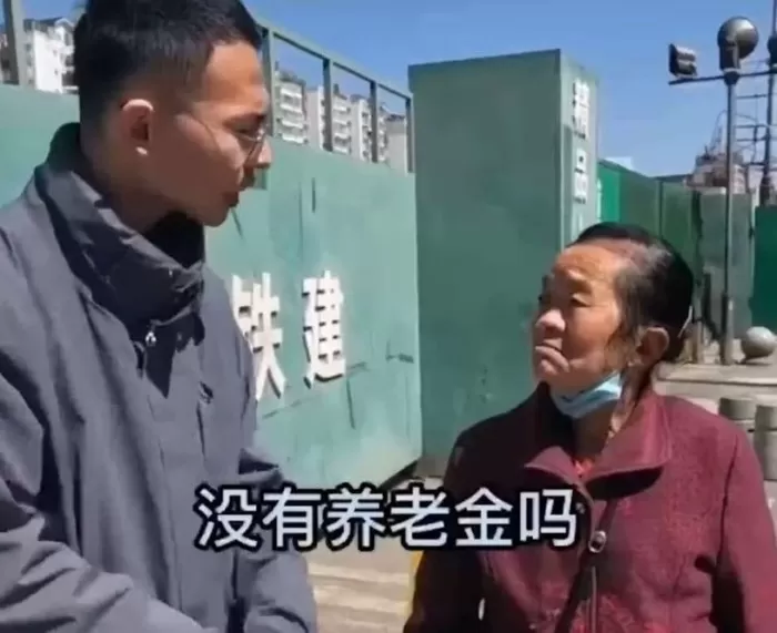 쓰촨성 청두 거리에서 우연히 만난 78세 여성이 매달 107위안(약 2만 1000원)의 농촌사회보장금에만 의존해 살아간다는 사연을 듣고 함께 장을 보는 영상으로도 눈길을 끌었...