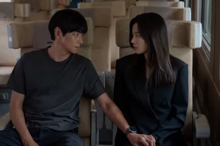 경계와 이끌림의 순간..북극성 전지현, 그리고 강동원 스틸 공개 | 스포츠조선