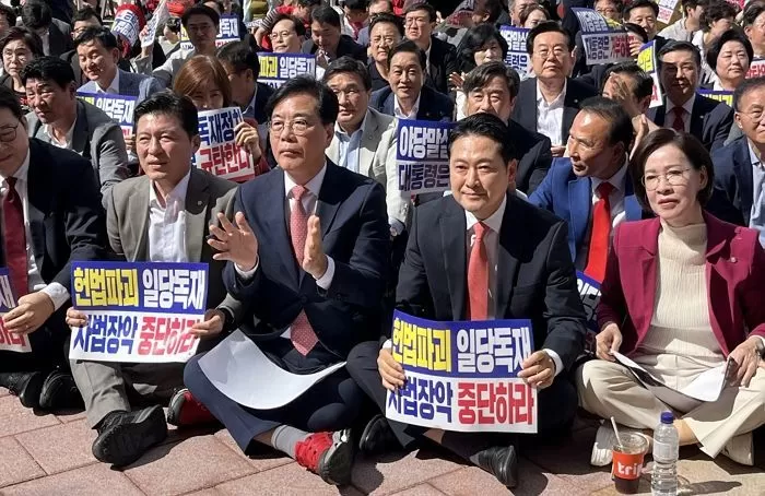 장동혁 국민의힘 대표와 송언석 원내대표가 21일 대구시 동구 동대구역 광장에서 열린 야당탄압·독재정치 국민 규탄대회에 참석하고 있다. 2025.9.21/뉴스1