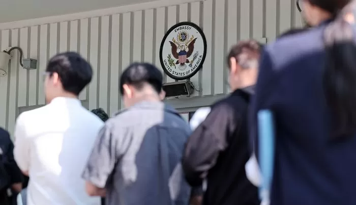 서울 종로구 주한미국대사관 앞에 미국 비자를 발급 받으려는 시민들이 줄 지어 서 있다. / 뉴스1