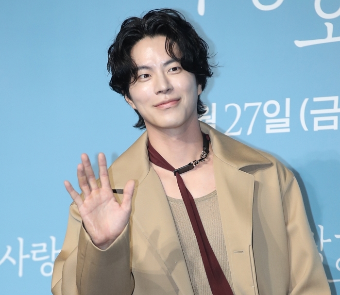 origin_홍종현분위기있는가을남자.jpg