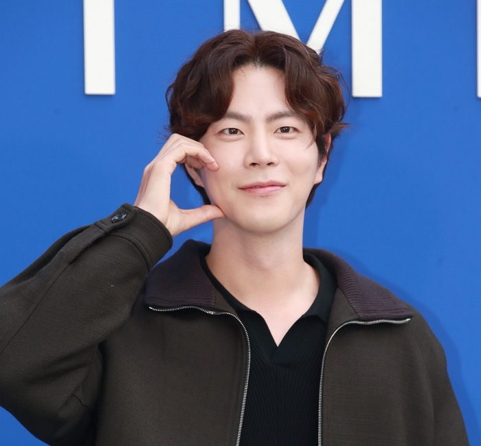 origin_홍종현근사한볼하트.jpg