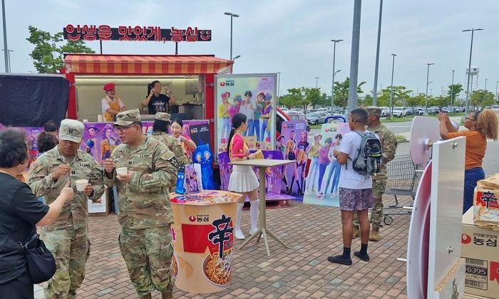 미군 가족들까지 사로잡은 매운맛... 농심, ‘신라면 푸드트럭’ 성공적 운영