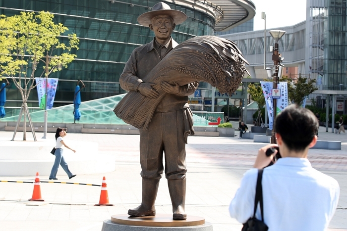 origin_진영갈등겪는동대구역박정희동상.jpg