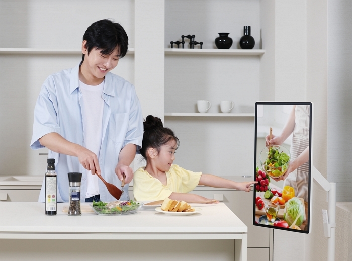 삼성전자, 화면과 스탠드 자유롭게 분리 가능한 무선 이동형 스크린 '더 무빙스타일' 첫 출시 (2).jpg