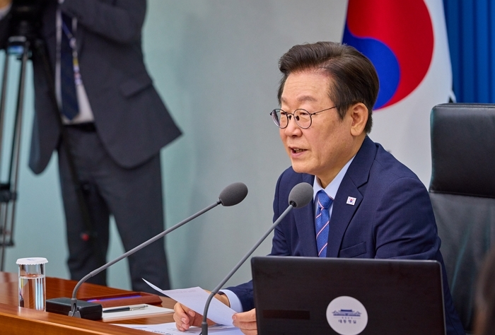 이재명 대통령 국정수행 지지도 53%, 2주 연속 하락... 여야 지지율 격차도 좁혀졌다