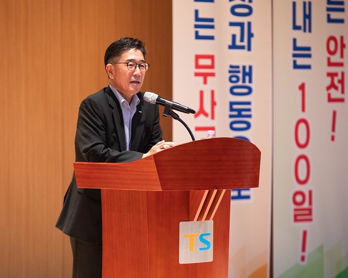 오늘도 무사고 100일 다짐 행사 (2)정용식 이사장.jpg