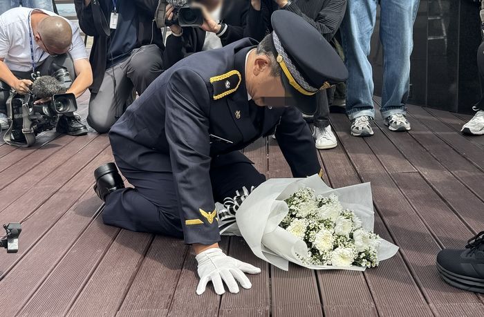 ‘순직 해경’ 유족 앞에 무릎 꿇고 사죄하더니... 돌연 갯벌로 돌진한 당직 팀장 (영상)