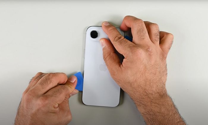 역대급으로 얇은 아이폰 17 에어, 분해해 봤더니 이런 ‘비밀’ 있었다