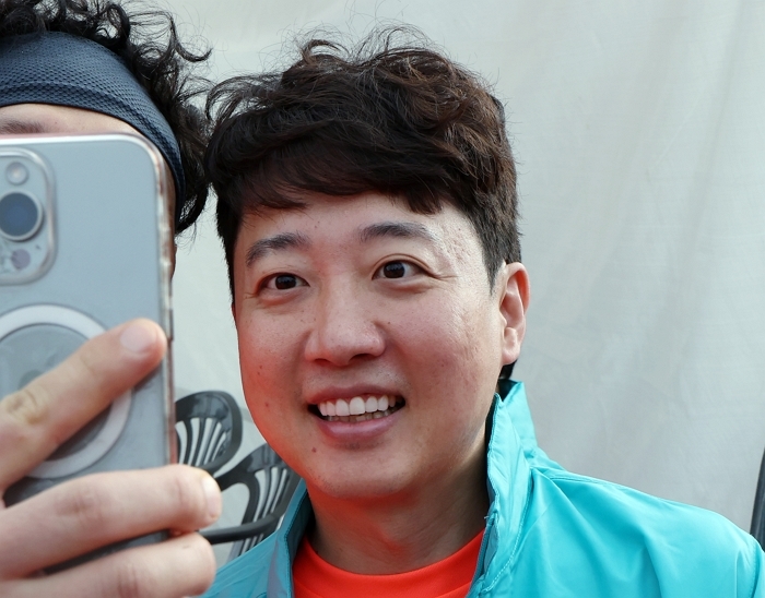 origin_참가자들과셀카찍는이준석대표.jpg