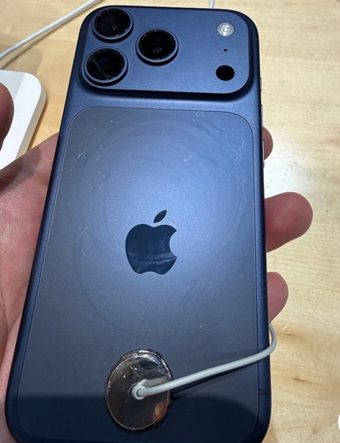 ‘아이폰 17’, 내구성 문제로 소비자 불만 확산... “받은 지 하루 만에 기스났다”